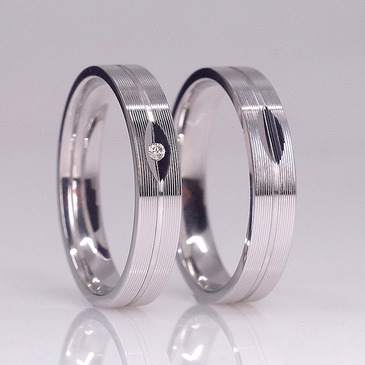 Verighete din Aur 18k cu Striatii si Diamant - model v1620