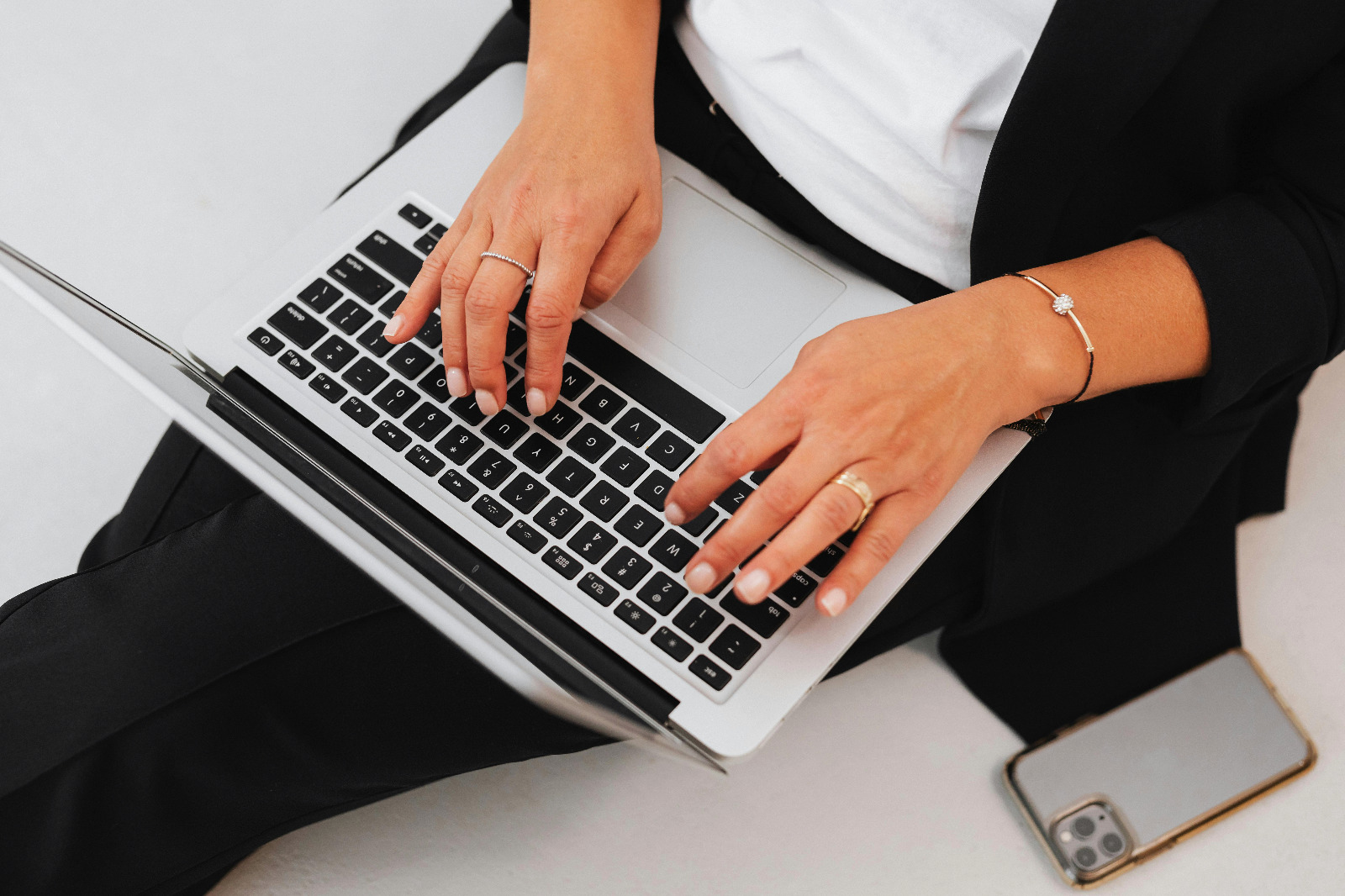 Bijuterii elegante pentru ținuta office: ce modele să alegi atunci când mergi la birou