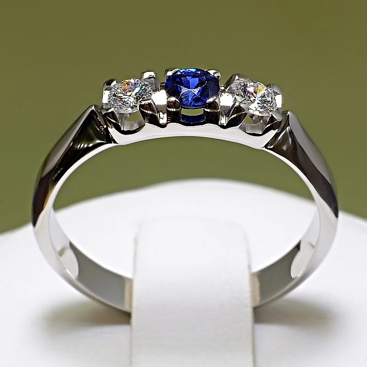 Inel Cadou din Aur cu Safir si Diamante - model i085