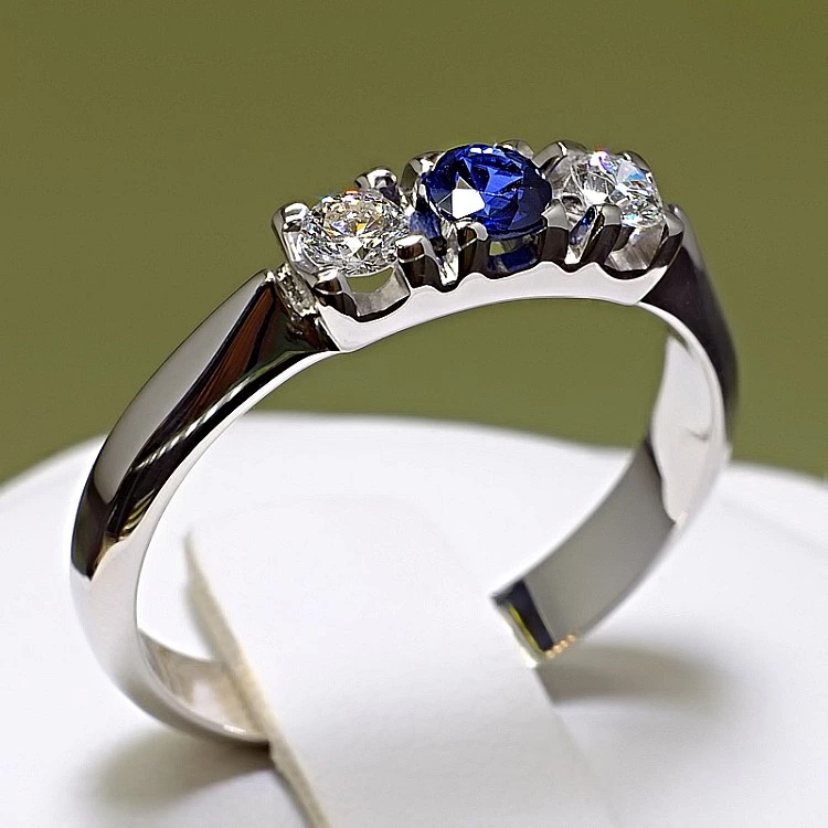 Inel Cadou din Aur cu Safir si Diamante - model i085