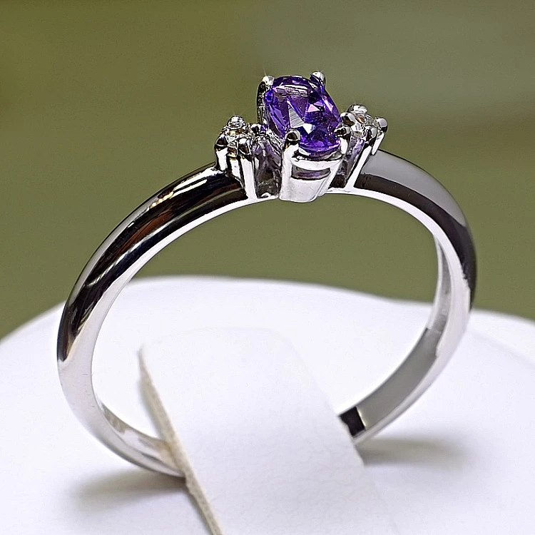 Inel Cadou din Aur cu Ametist si Diamante - model i020