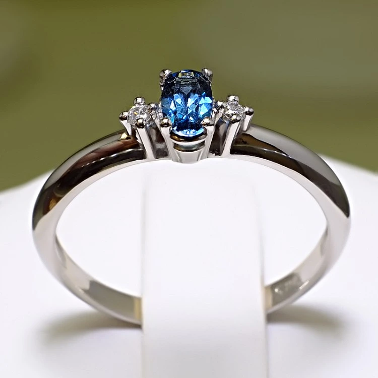 Inel Cadou din Aur cu Topaz si Diamante - model i020