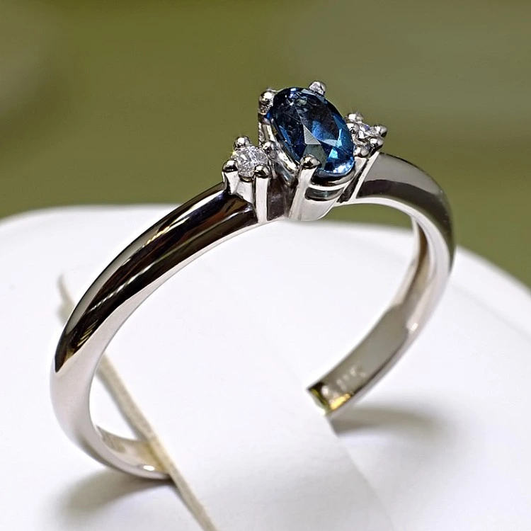 Inel Cadou din Aur cu Topaz si Diamante - model i020