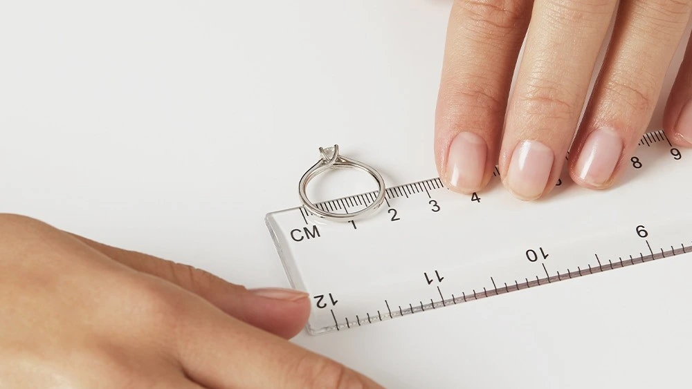 Cum alegi dimensiunea corectă la un inel de logodnă?