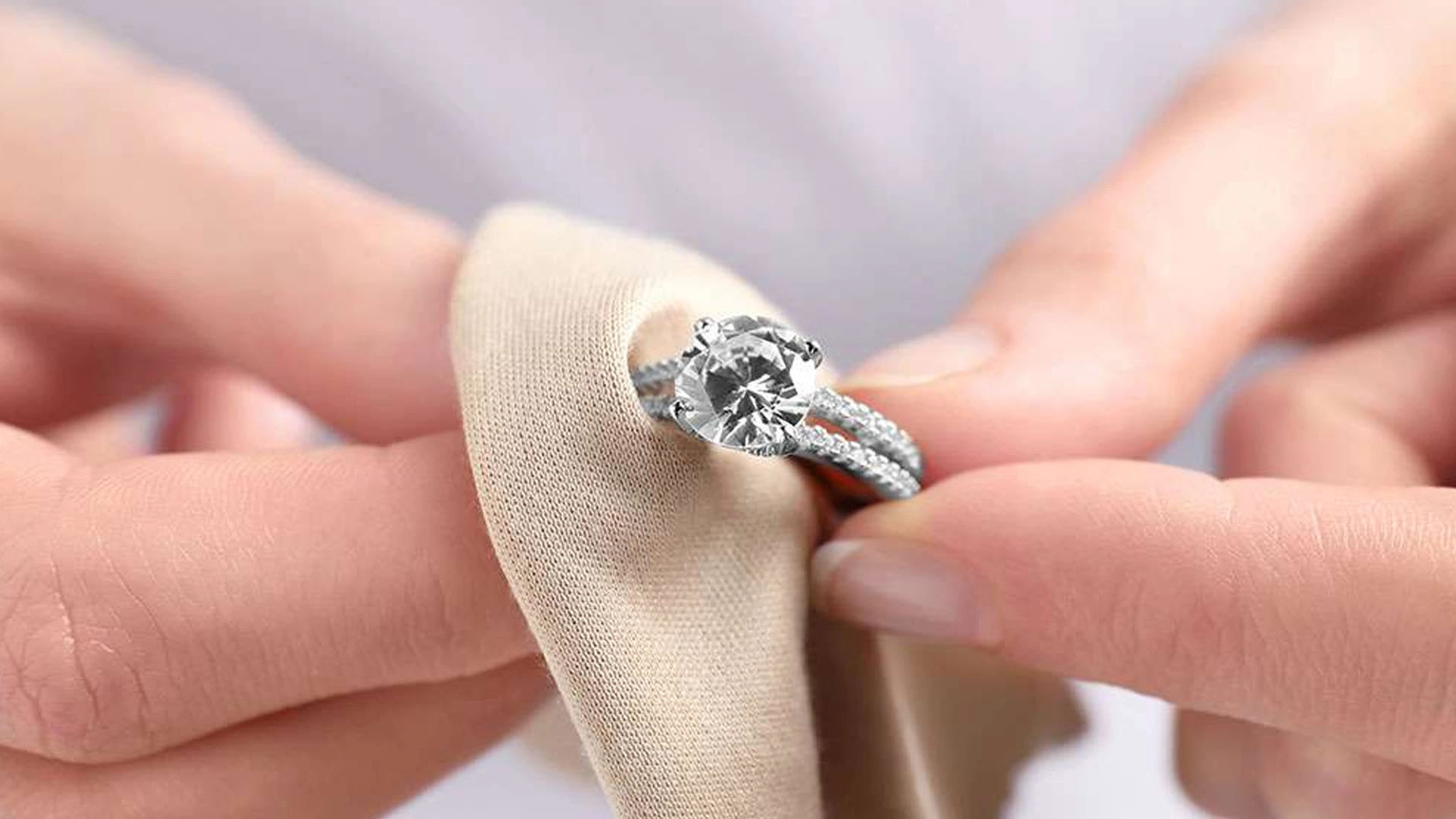 Cum să îți îngrijești corect bijuteriile din aur: sfaturi esențiale pentru o strălucire de durată