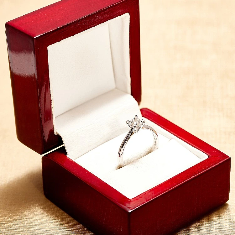 Inel de logodna Solitaire Clasic din Aur 18k sau Platina cu Diamant Princess Certificat GIA 0.50ct sau 0.70ct - model i026