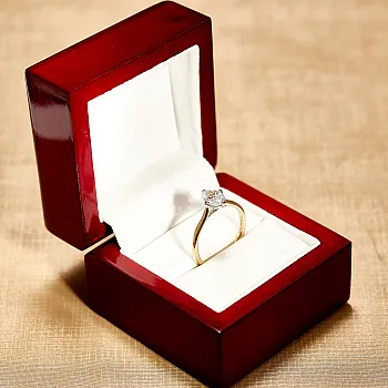 Inel de logodna din Aur cu Diamant Oval Certificat GIA - model i1735v2