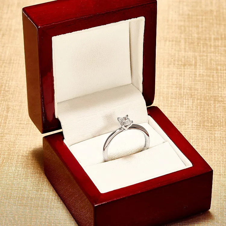 Inel de logodna Solitaire din Aur Alb 18k cu Diamant Cushion certificat GIA - model i3074