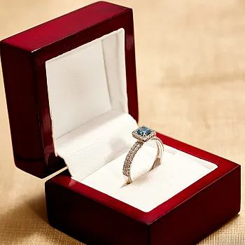 Inel de Logodna din Aur Alb 18k cu Diamant Albastru Princess si Diamante Incolore - model i1061
