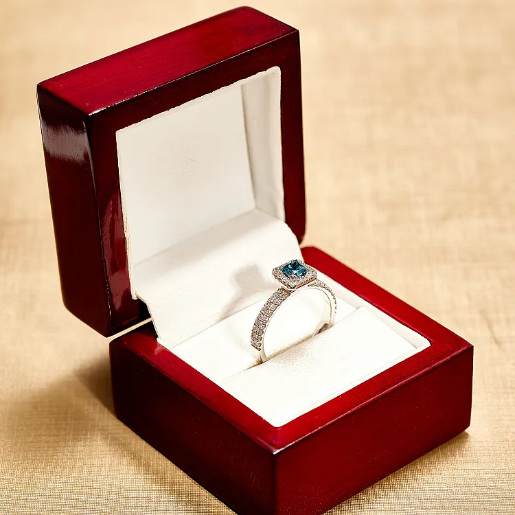 Inel Cadou din Aur 18k sau Platina cu Diamant Albastru Princess si Diamante Incolore - model i1061