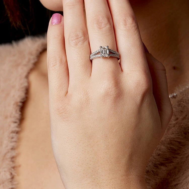 Inel de logodna din Aur 18k cu Diamant Emerald certificat GIA - model i1859