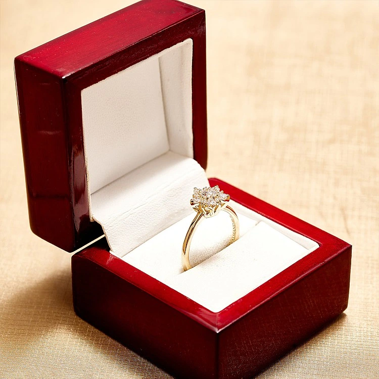 Inel de logodna model fulg de nea din Aur 18k sau Platina cu Diamant Central Certificat GIA 0.30ct sau 0.40ct si Diamante secundare - model i740