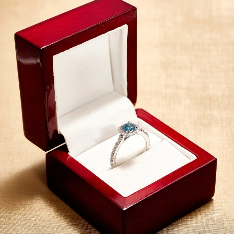 Inel de logodna Anturaj din Aur 18k sau Platina cu Diamant Albastru si Diamante Incolore - model i1420