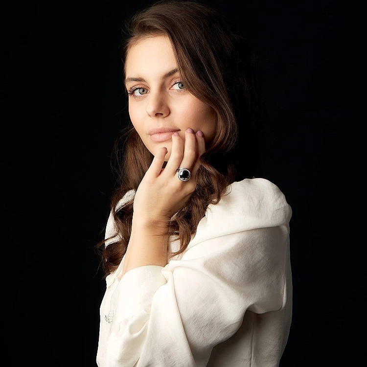 Inel de logodna din Aur cu Diamant Negru si Diamante Incolore - model i2713