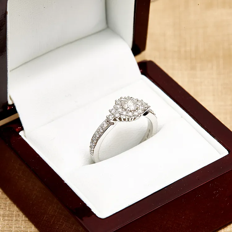 Inel de logodna din Aur 18k sau Platina cu Diamant Central Certificat GIA 0.30ct sau 0.40ct si Diamante secundare - model i3069