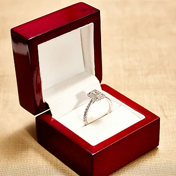 Inel de logodna Anturaj din Aur 18k sau Platina cu Diamant Emerald si Diamante Incolore - GIA 1.00ct - model i4701