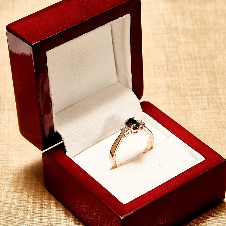Inel de Logodna Three-Stone din Aur 18k sau Platina cu Diamant Negru Oval si Diamante Incolore - model i015