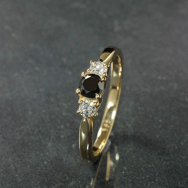 Inel de logodna din Aur 18k sau Platina cu Diamant Negru si Diamante - model i025