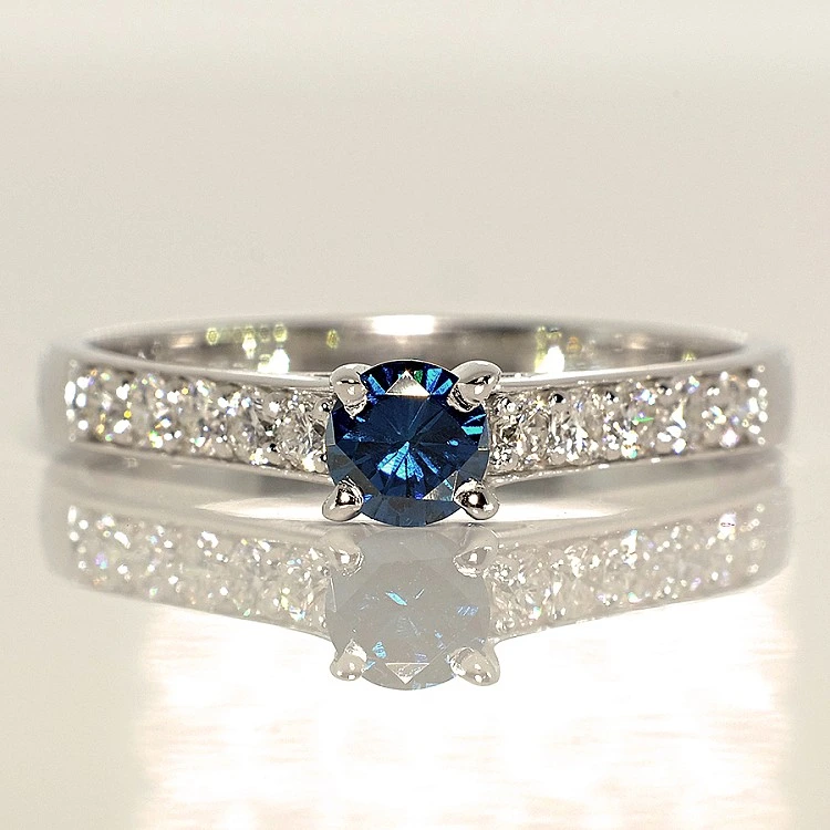 Inel de logodna din Aur 18k sau Platina cu Diamant Albastru si Diamante Incolore - model i056