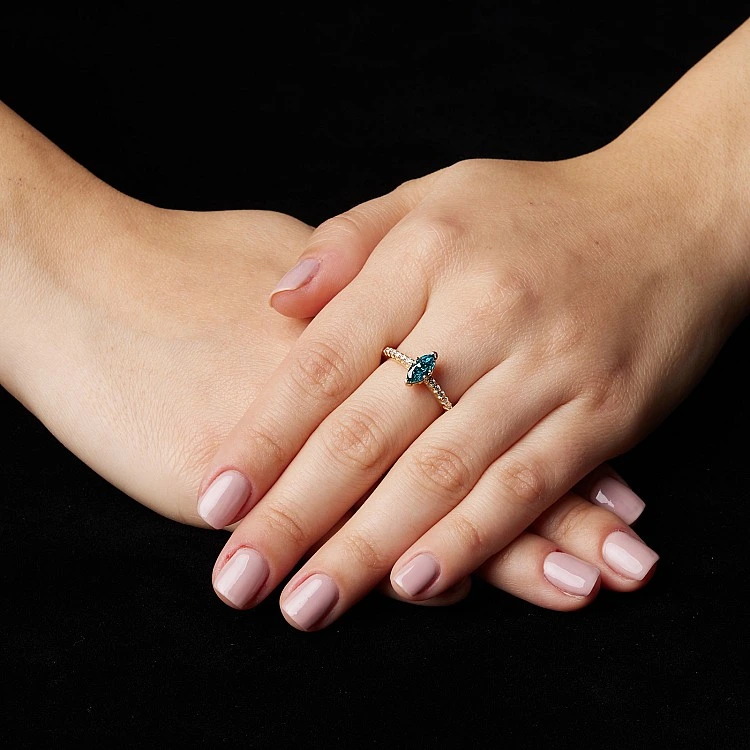 Inel de logodna din Aur 18k sau Platina cu Diamant Albastru Marquise si Diamante Incolore - model i1050