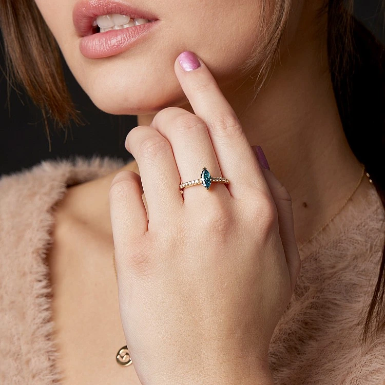 Inel de logodna din Aur 18k sau Platina cu Diamant Albastru Marquise si Diamante Incolore - model i1050