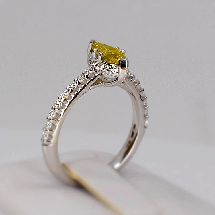 Inel de logodna din Aur 18k sau Platina cu Diamant Galben Marquise si Diamante Incolore - model i1050