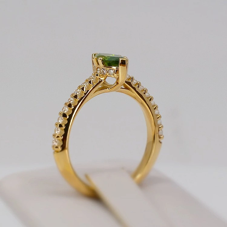 Inel de logodna din Aur 18k sau Platina cu Diamant Verde Marquise si Diamante Incolore - model i1050