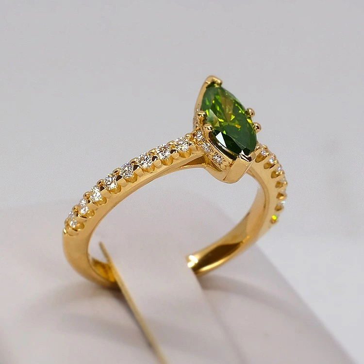 Inel de logodna din Aur 18k sau Platina cu Diamant Verde Marquise si Diamante Incolore - model i1050