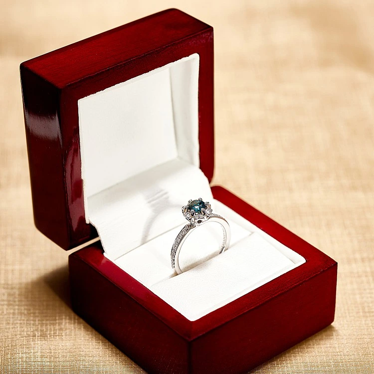 Inel de logodna din Aur 18k sau Platina cu Diamant Albastru si Diamante - model i121997