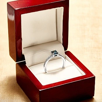 Inel de Logodna din Aur 18k sau Platina cu Diamant Central Albastru Princess si Diamante Incolore - model i122866