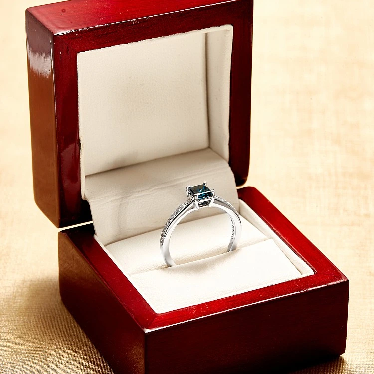 Inel de Logodna din Aur 18k sau Platina cu Diamant Central Albastru Princess si Diamante Incolore - model i122866