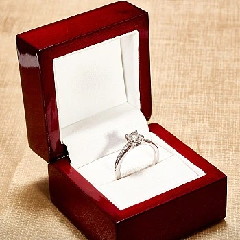 Inel de logodna SideStone din Aur 18k sau Platina cu Diamant Cushion Certificat GIA 1.00ct - model i122866