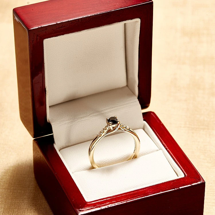Inel de logodna din Aur 18k sau Platina cu Diamant Negru si Diamante Incolore - model i123001