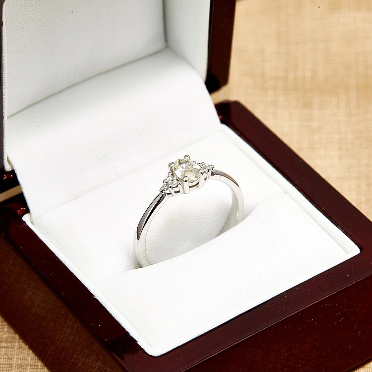 Inel de logodna SideStone din Aur 18k cu Diamant Oval certificat GIA - model i71845