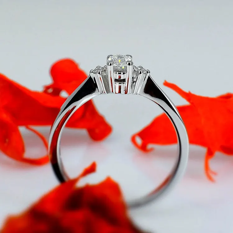 Inel de logodna din Aur sau Platina cu Diamant Oval si Diamante - model i0201