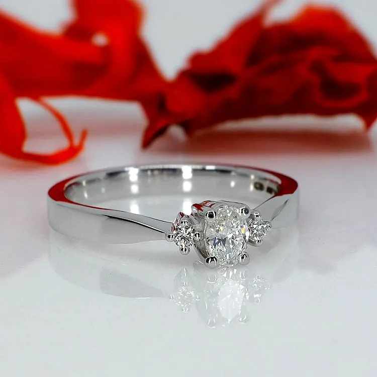 Inel de logodna din Aur sau Platina cu Diamant Oval si Diamante - model i0201