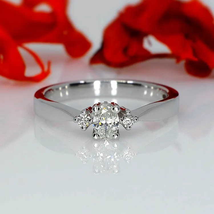 Inel de logodna din Aur sau Platina cu Diamant Oval si Diamante - model i0201