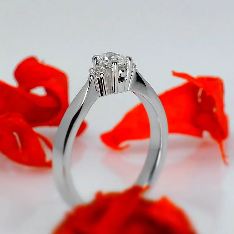 Inel de logodna din Aur sau Platina cu Diamant Oval si Diamante - model i0201