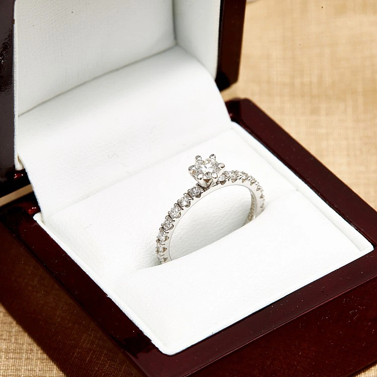 Inel de logodna din Aur 18K cu Diamant Rotund Certificat GIA si Diamante secundare - model i1869