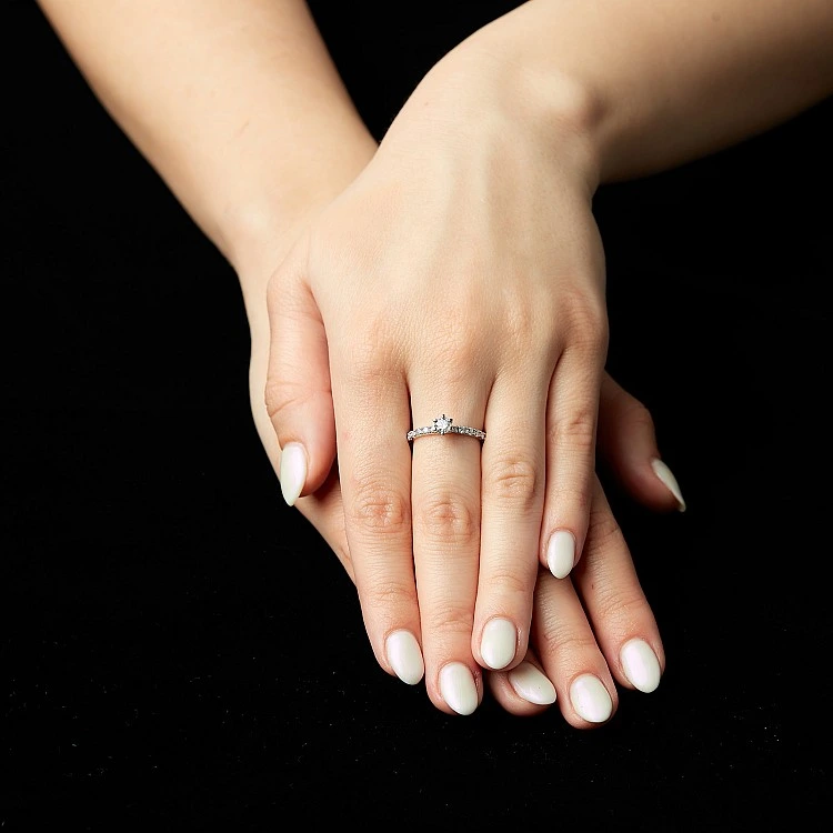 Inel de logodna din Aur 18K cu Diamant Rotund Certificat GIA si Diamante secundare - model i1869