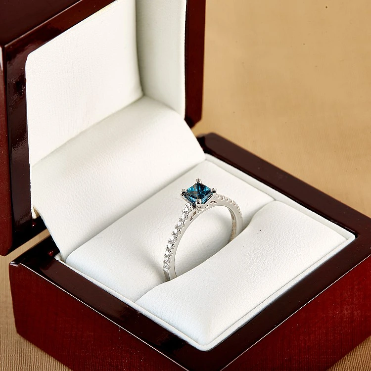 Inel de logodna din Aur 18k sau Platina cu Diamant Albastru Princess si Diamante Incolore - model i2621