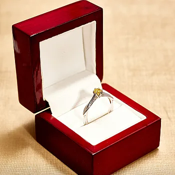 Inel de Logodna Solitaire din Aur Alb 18K cu Diamant Galben Lab Grown Certificat IGI - model i2718