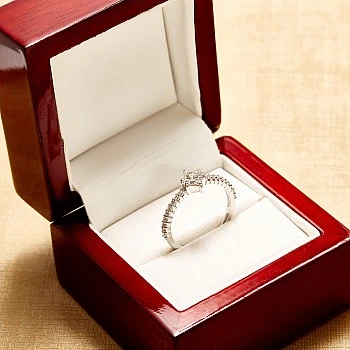 Inel de logodna din Aur 18k sau Platina cu Diamant Princess Certificat GIA 0.30ct sau 0.40ct si Diamante secundare - model i311