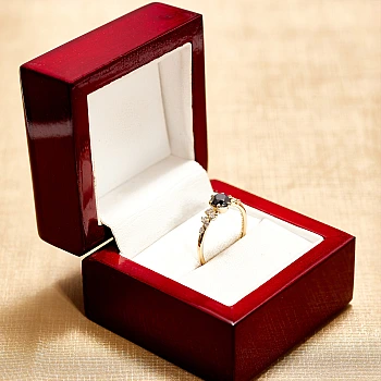 Inel de logodna din Aur Galben 18k cu Diamant Negru si Diamante Incolore - model i3122