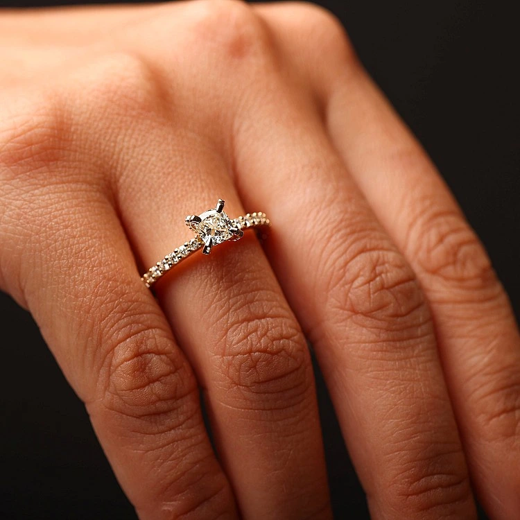 Inel de Logodnă din Aur 18k sau Platina cu Diamant Cushion și Diamant Central Certificat GIA 0.50ct sau 0.70ct si Diamante secundare - model i4041