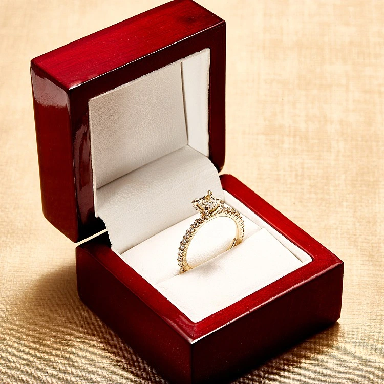 Inel de Logodnă din Aur 18k sau Platina cu Diamant Cushion și Diamant Central Certificat GIA 0.50ct sau 0.70ct si Diamante secundare - model i4041