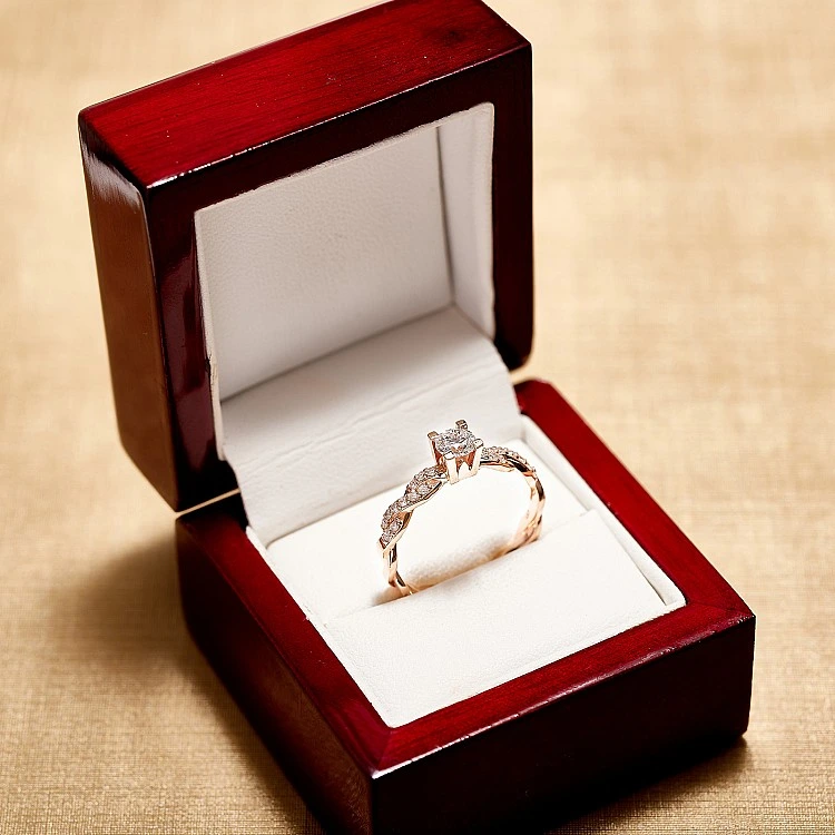 Inel de logodna rasucit din Aur 18k sau Platina cu Diamant Central Certificat GIA 0.30ct sau 0.40ct si Diamante secundare - model i493