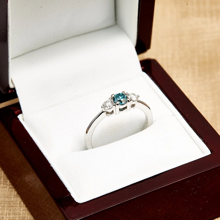 Inel de logodna din Aur 18k sau Platina cu Diamant Albastru si Diamante - model i2748