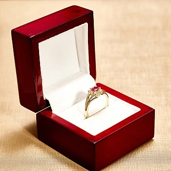 Set Inel si Cercei din Aur sau Platina cu Rubine si Diamante - model set006