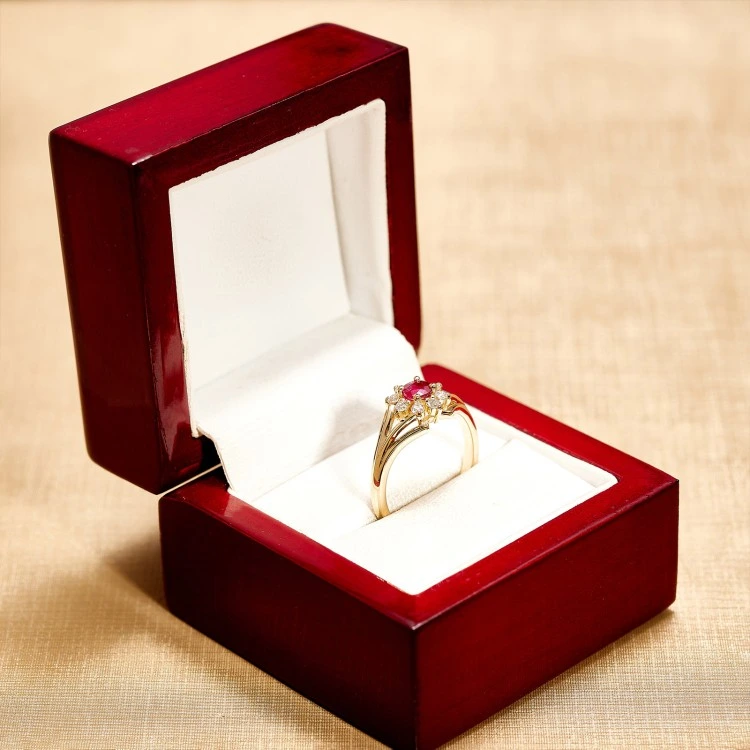 Set Inel si Cercei din Aur sau Platina cu Rubine si Diamante - model set006